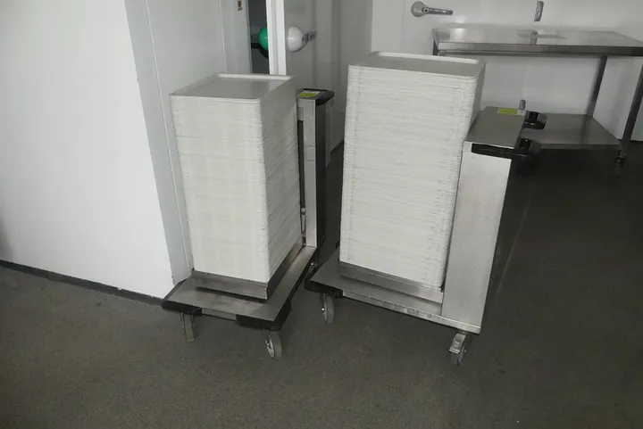 2x Tablettwagen mit Tabletts